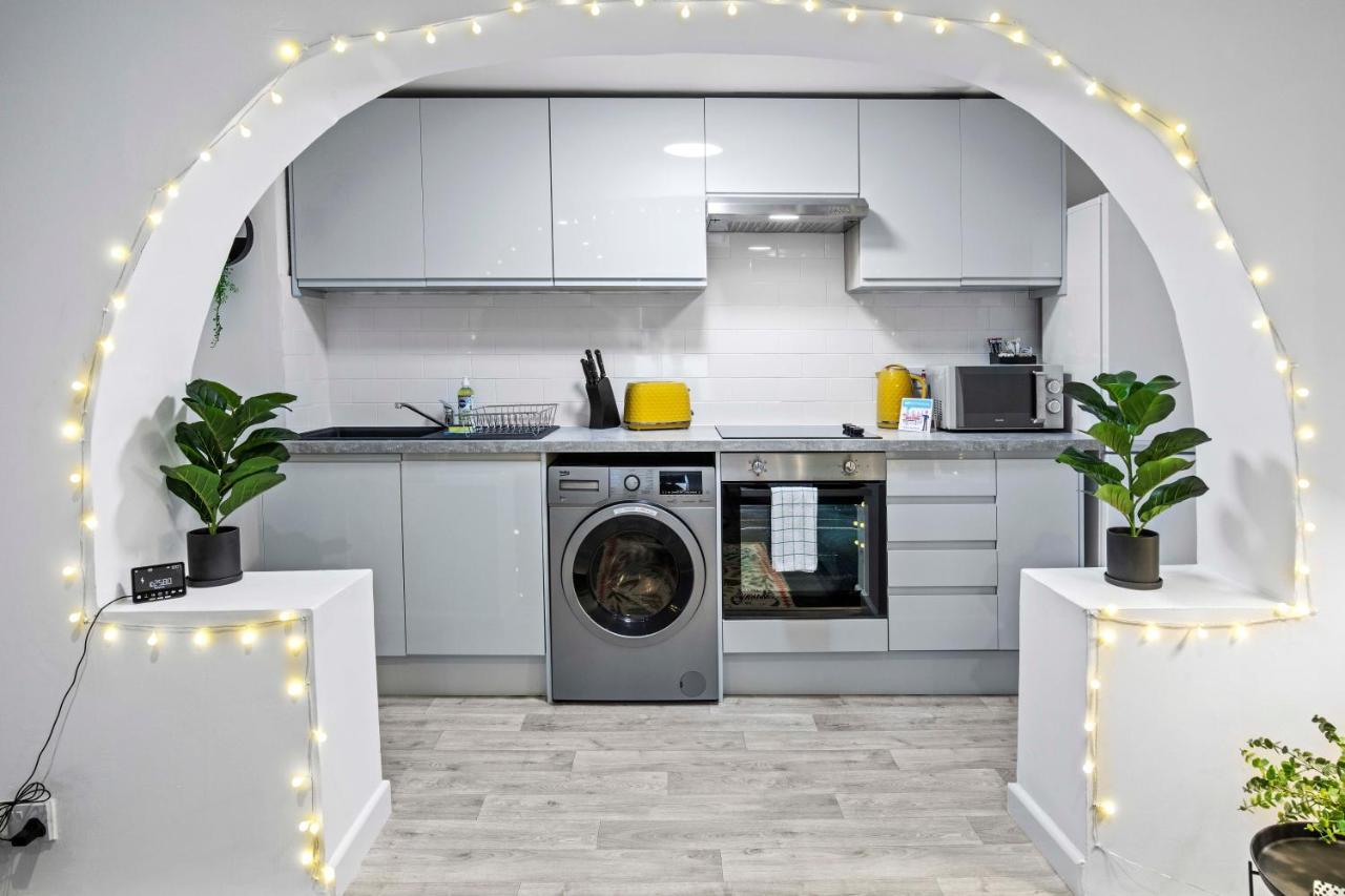 Queens Apartment - By My Getaways - Free Parking For One Car Hove Extérieur photo
